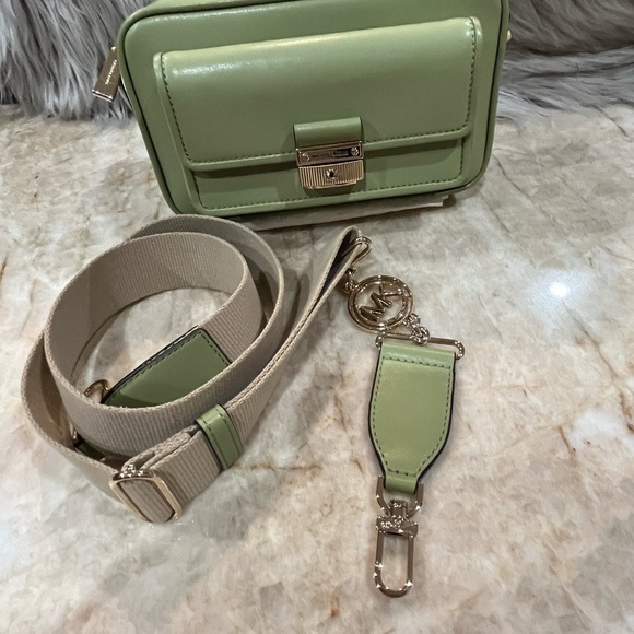 Michael by Michael Kors Bradshaw Medium Messenger Camera Bag Style New with Tags - Picture 15 of 16